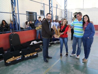 Ulysses entrega instrumentos musicais para escola em Itajubá