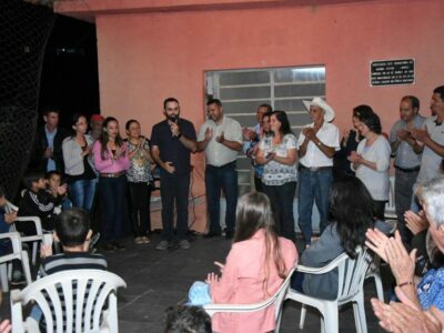 Deputado entrega equipamentos para associação de Pedralva e participa da Festa do Peão em Cambuí