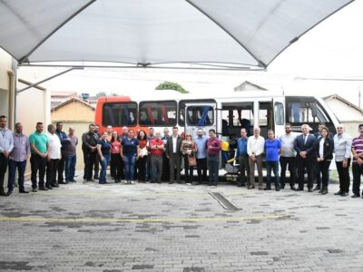 Ulysses Gomes e Odair Cunha entregam ônibus adaptado ao Cismas