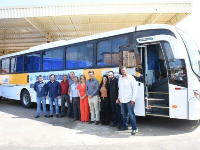 Deputado acompanha solenidade de 7 de setembro e entrega ônibus escolar em São Bento Abade