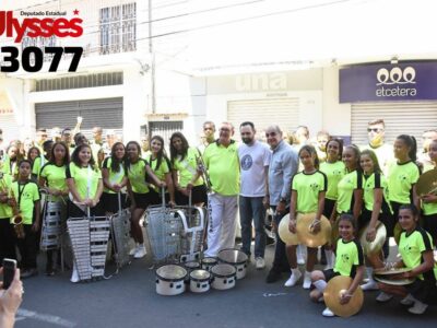 Ulysses Gomes acompanha desfile de 07 de setembro em Itajubá e se reúne com jovens