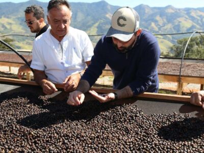 Deputado acompanha produção de cafés especiais em Dom Viçoso e faz entrega de equipamento