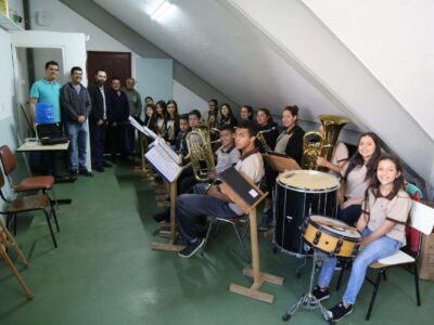 Em Monte Sião, Ulysses Gomes visita ONG e entrega equipamento para associação de moradores