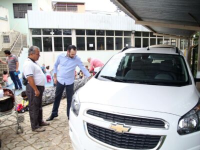 Em Itajubá, Ulysses Gomes visita associações e escola estadual