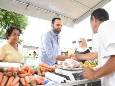 Ulysses Gomes visita feira em São José do Alegre e se reúne com lideranças em Piranguinho