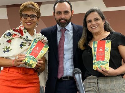 Ulysses Gomes presenteia deputadas da  Comissão de Mulher com café feminino