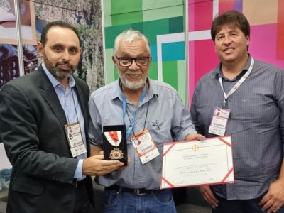 Deputado entrega medalha de honra para vice-prefeito de Camanducaia