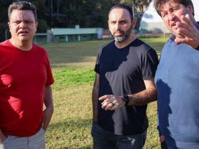 Deputado visita campo de futebol municipal em Monte Verde