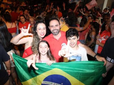 Ulysses e povo brasileiro comemoram a vitória de Lula nas eleições